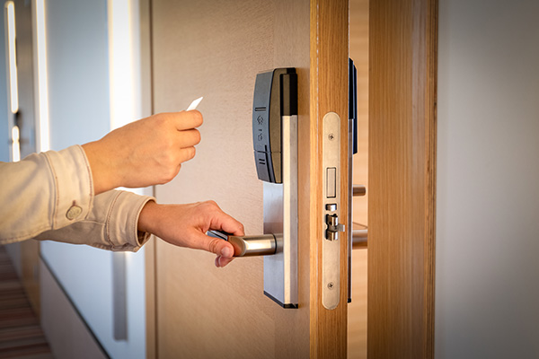 פגם אבטחה עלול לאפשר להאקרים לפתוח מיליוני דלתות בתי מלון